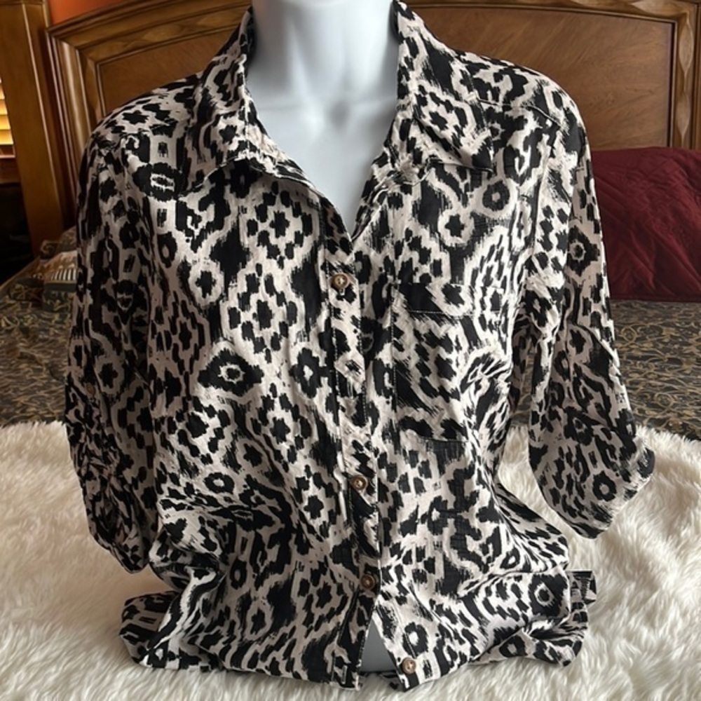 Croft&Barrow long sleeve buttons down size M black cream